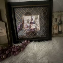 🍷 $30 - Wine-themed decor lot.