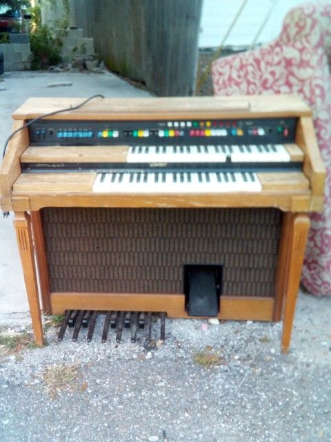 L O W R E Y Oregon Piano Just Put On The Curb Early This Morning    PLEASE PICK UP NEEDS NEW HOME AND A LITTLE TLC.    SOMEONE PLEASE COME GET IT 🙏🙏