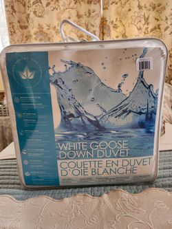 New, White Canada Goose Down Duvet XL QUEEN Size