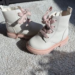 6C Pink And White Toddler Boots