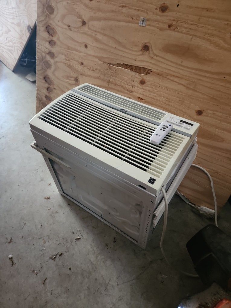 LG 12,000 BTU  9.3 Amps AC Unit With Bracket
