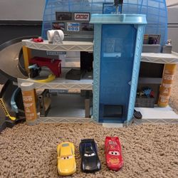 Disney Pixar Cars - Trainjng Station And Racing