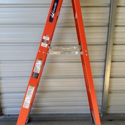 LOUISVILLE LADDER 6-FOOT FIBERGLASS STEP LADDER, TYPE IA, 300-POUND LOAD CAPACITY 