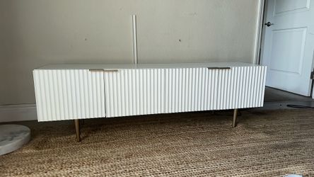 Tv media console fluted ribbed / white and gold brass