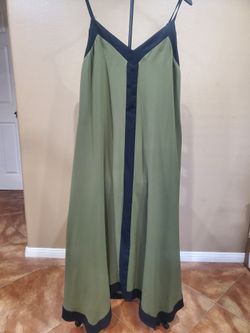 Pretty Garden green maxi dress with black accents. Size L. With Pockets and adjustable straps. 