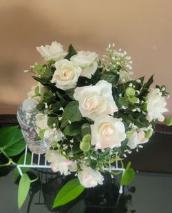 ARTIFICIAL ROSE FLORAL ARRANGEMENT IN GLASS VASE.