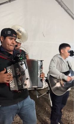 Grupo Sierreño con tuba 2 estilos  por el mismo precio acordeon guitarra y tuba y 2 guitarras y la tuba
