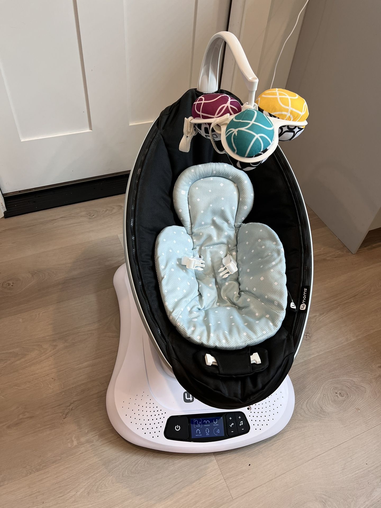 4moms MamaRoo Multi-Motion Baby Swing, Bluetooth Enabled with 5 Unique Motions, Black