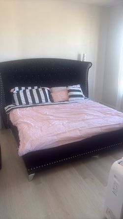$200 king size bed/mattress plus trunk