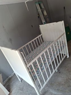 Crib with mattress, very good condition