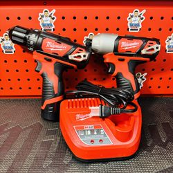 Milwaukee M12 12V Lithium-Ion Cordless Drill Driver/Impact Driver Combo Kit with Two 1.5Ah Batteries, Charger and Bag (2-Tool)