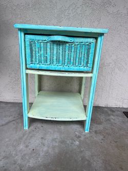 End table/nightstand