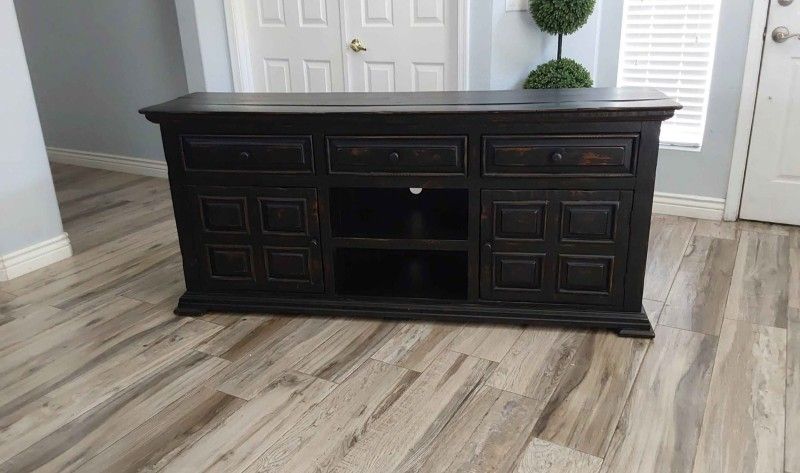 Beautiful Farmstyle Tv Stand/Console Table..(Check Out My Profile) $360