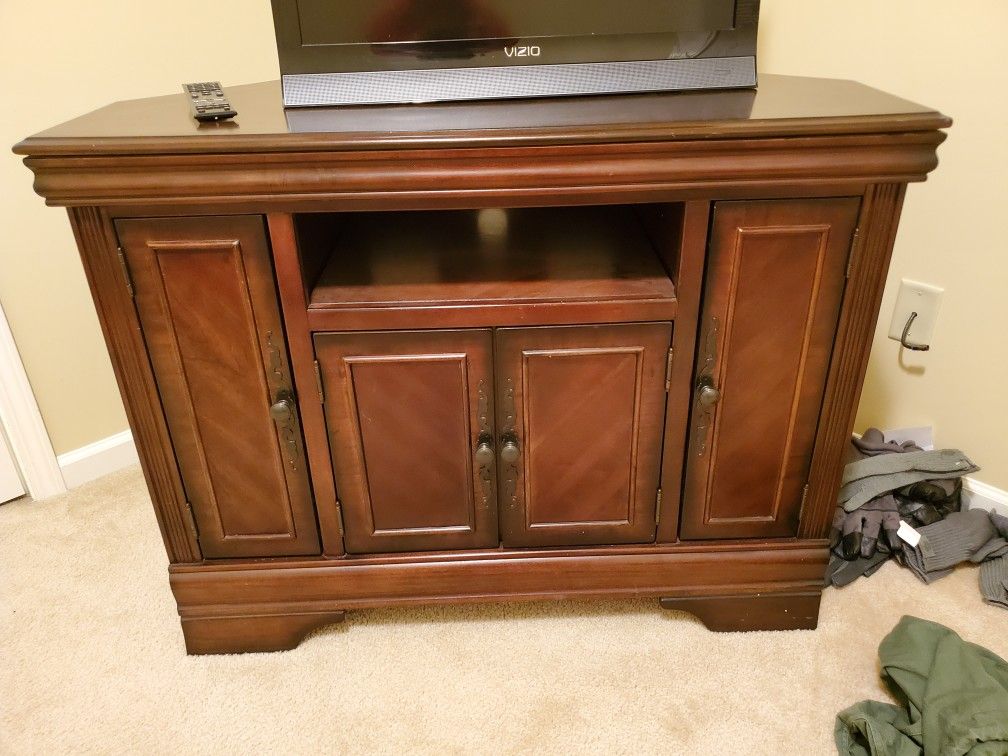 Corner TV stand