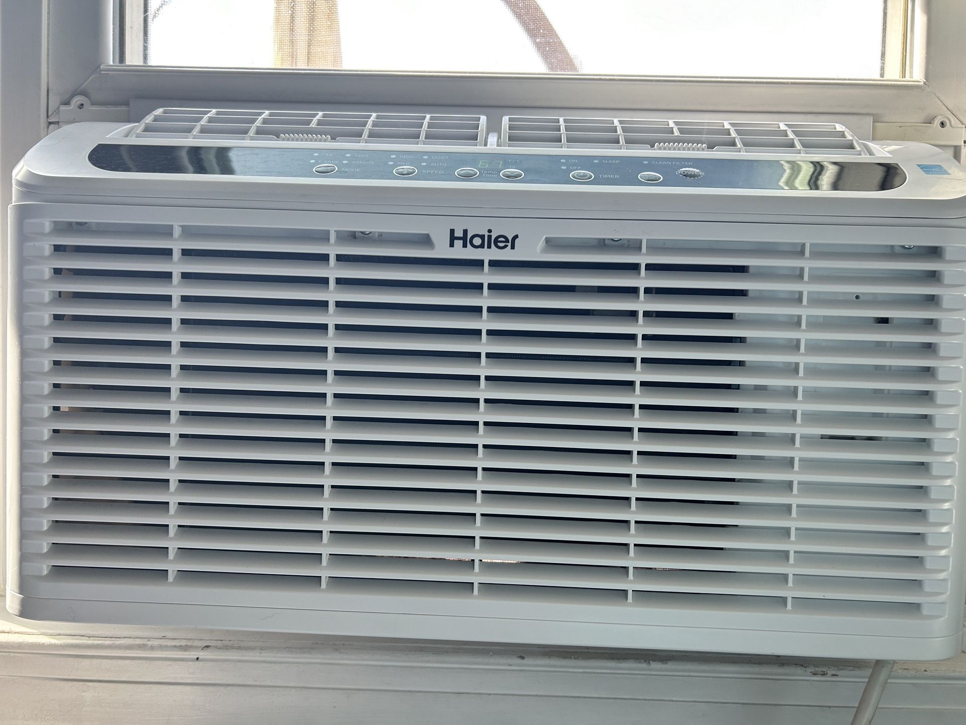 Air conditioner 6,200 BTU/HR With Remote Control