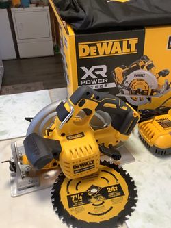  NEW  DEWALT SAW