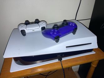 PS5 Disc Edition w/2 controllers + 5 games