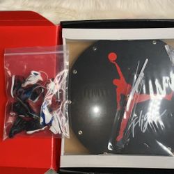 Clock Whit Mini Shoes