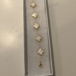 ✨Stunning 18k plated Gold Tone 🍀Clover Bracelet Price is firm, price is firm, price is firm 