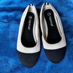 11/12 Girls Lily Dan Flats Slip Ons Cream & Black 