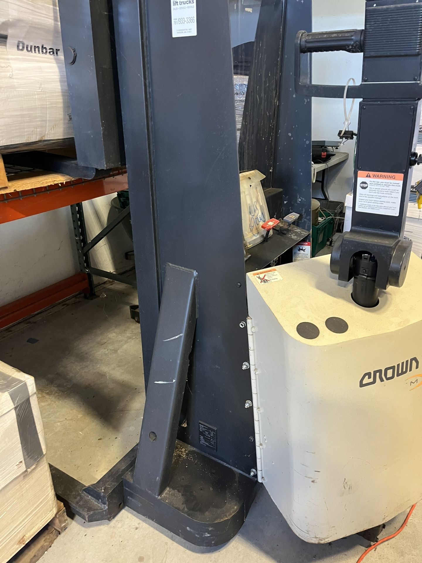 Crown Electric Pallet Lift