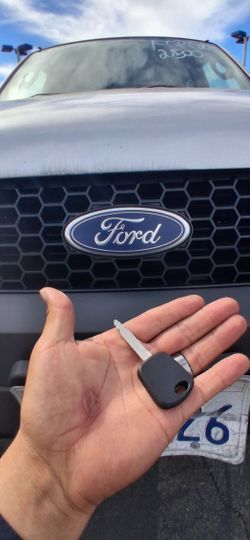 Car Keys And Remotes / Llaves De Carro Y Controlles