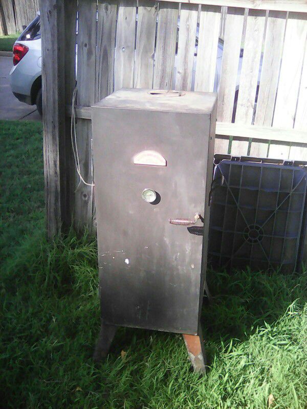 Wood smoker, Great outdoor, has all racks, drip pan, Wood tray, temper gage, good condensation