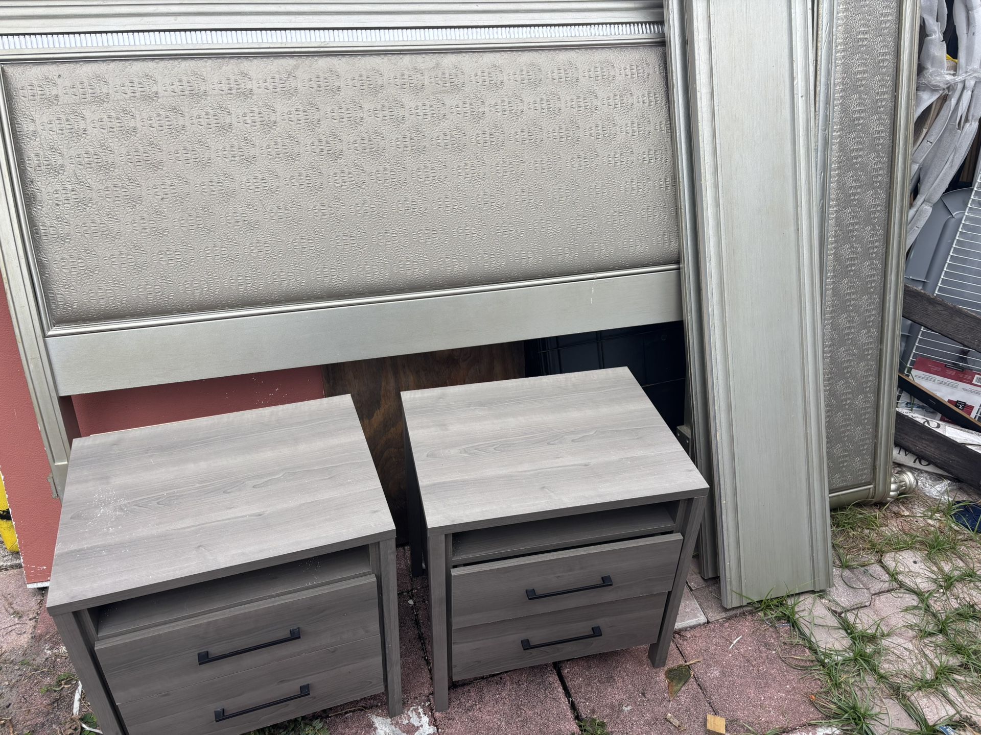queen bed and 2 end table