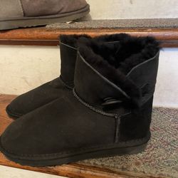 Uggs Mini Bailey Button