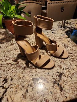 Women nude Shoes Size 8