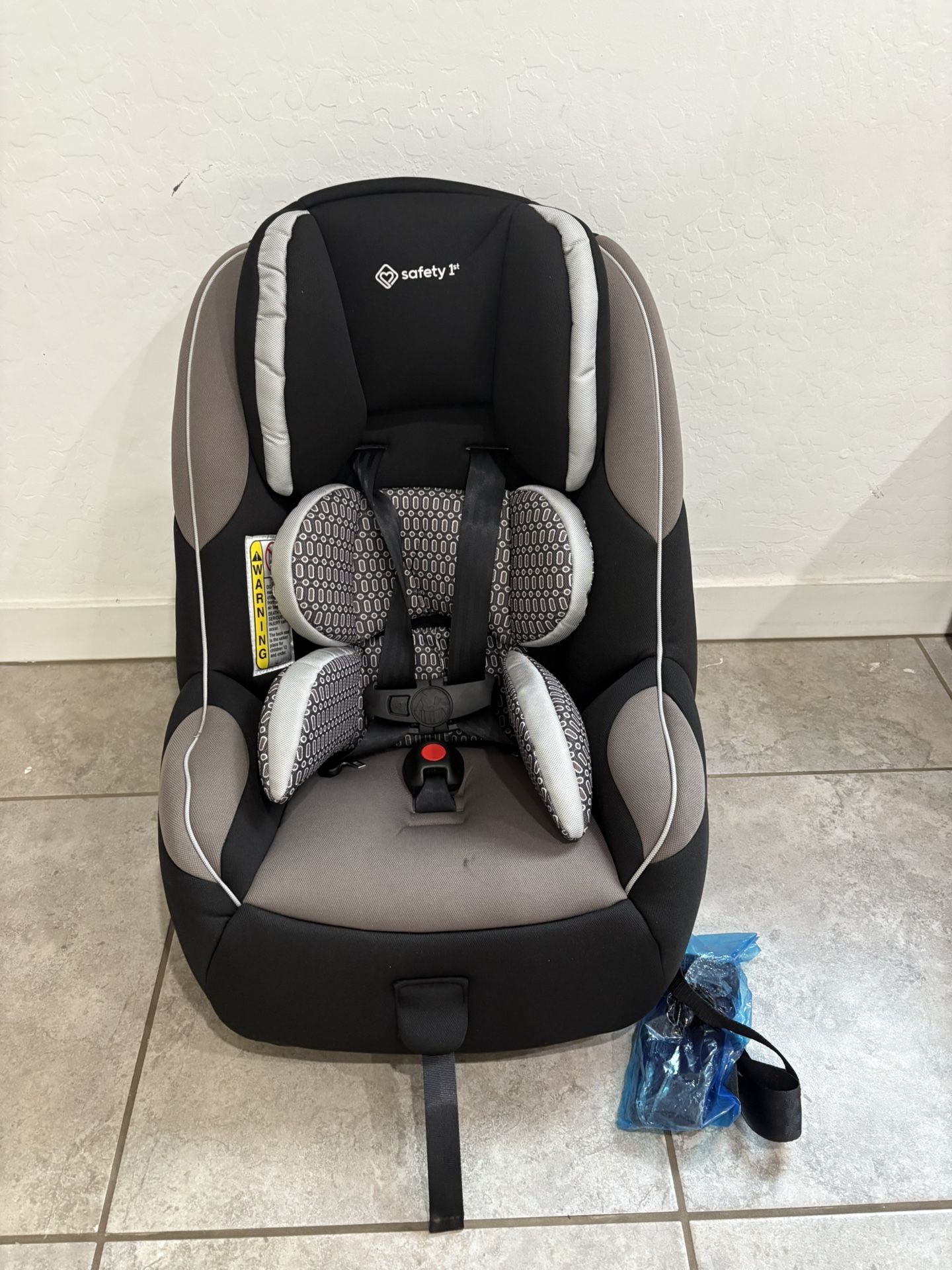 Safety 1st Guide Convertible Car Seat, Fits 3 Across, Forward Facing and Rear Facing, Chambers 