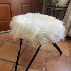 Round faux Fur Ottoman