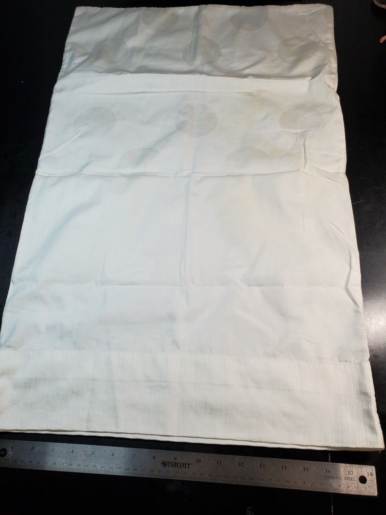 1 Cream Pillowcase 100% Cotton 20"*30" Isaac Mizrahi for Target UN#1149931 and RN# 17730 Net Weight 5.4oz
2 sides have different textures. 
