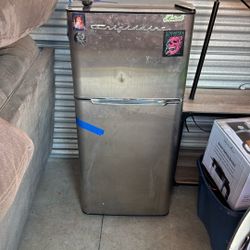 Mini fridge 