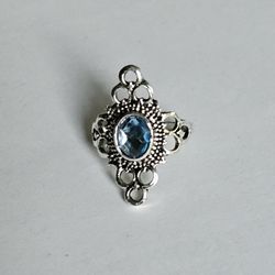 FASHION FORWARD IN THIS NEW LADIES SIZE 7.5 BLUE TOPAZ VICTORIAN SILVER RING