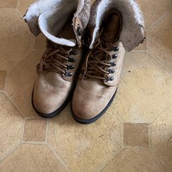 Women’s boots ( Size 7.5)