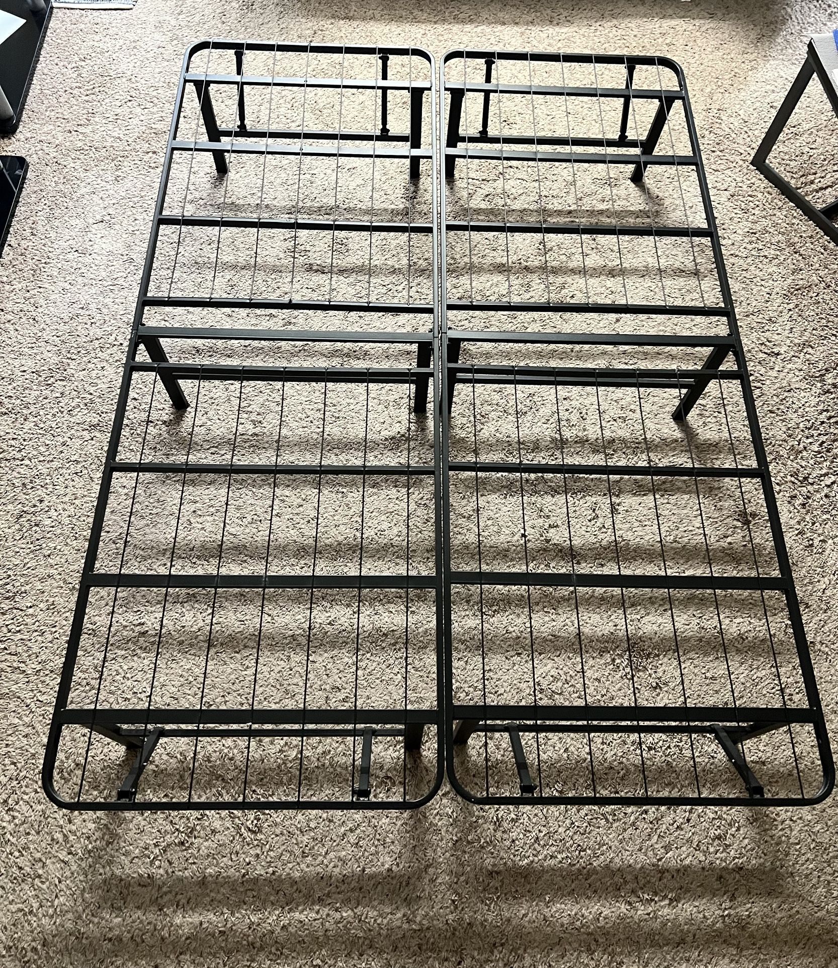 Sturdy Metal Bed Frame – Easy Assembly, Great Condition!