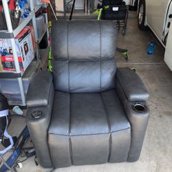 Electric Recliner. Bluetooth Speaker Built-in