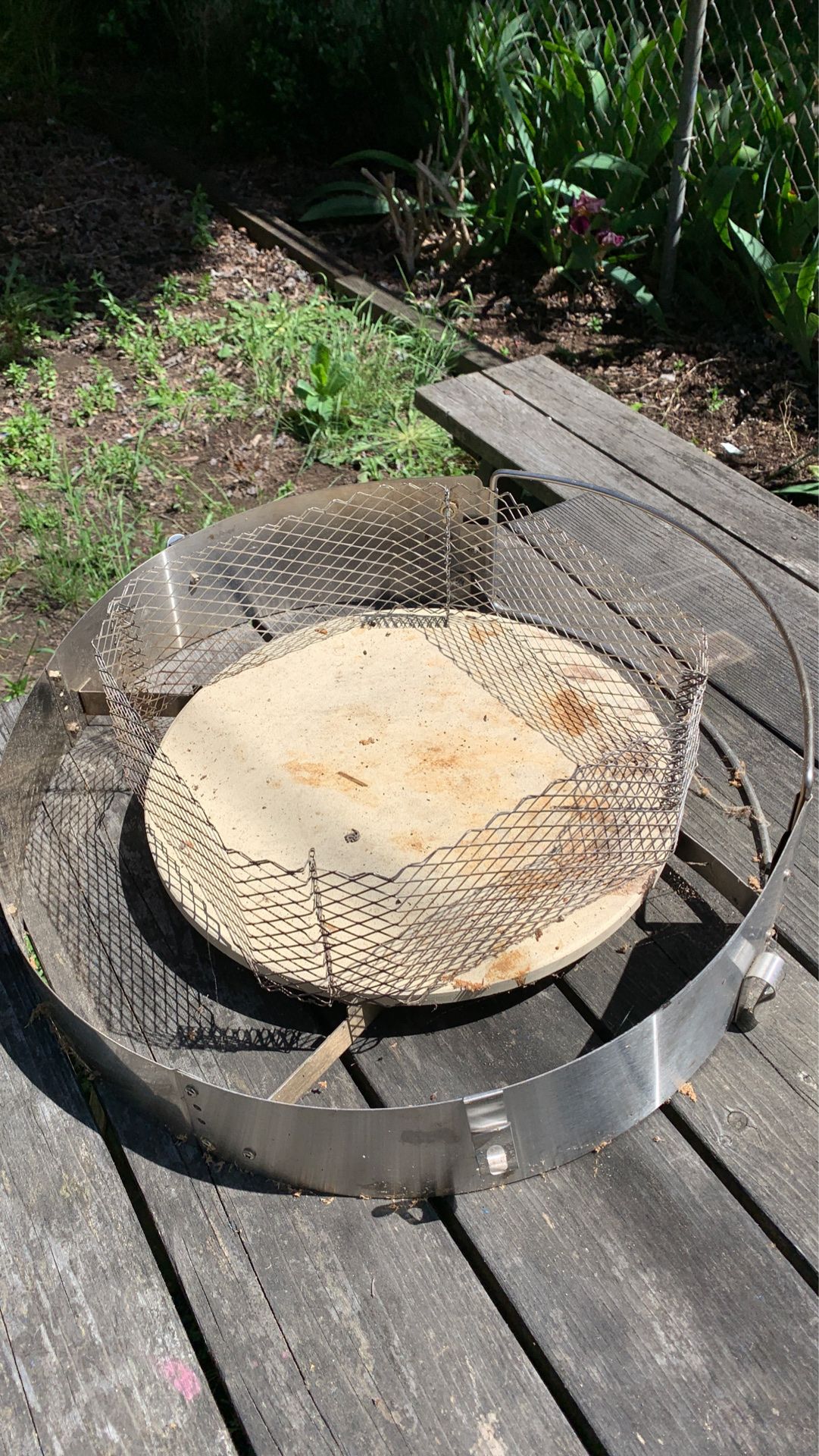 PizzaQue - pizza stone for 22” Kettle Weber Grill