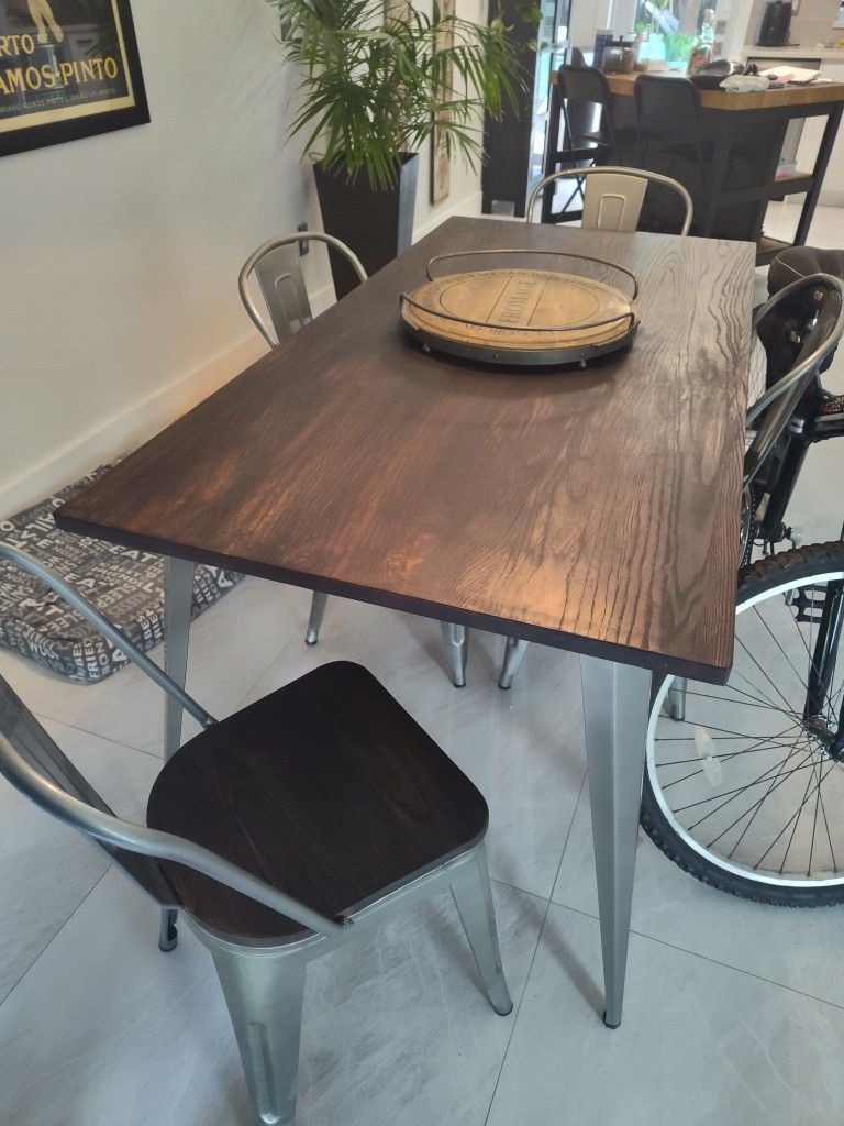 Beautiful Dining Room Table And 4 Chairs 