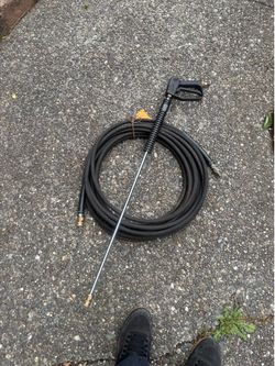 Pressure washer hose with gun