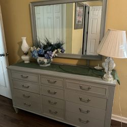 Dresser With Mirror 