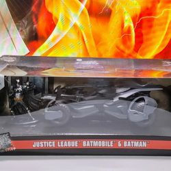 Jada Toys "JUSTICE LEAGUE BATMOBILE & BATMAN" 1:32 Scale Die-Cast Vehicle (2020)