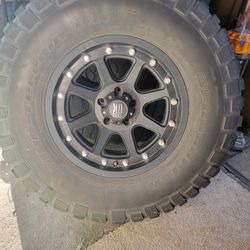  5 Rims With 5 Tires