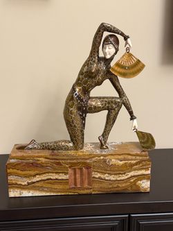 Kneeling dancer