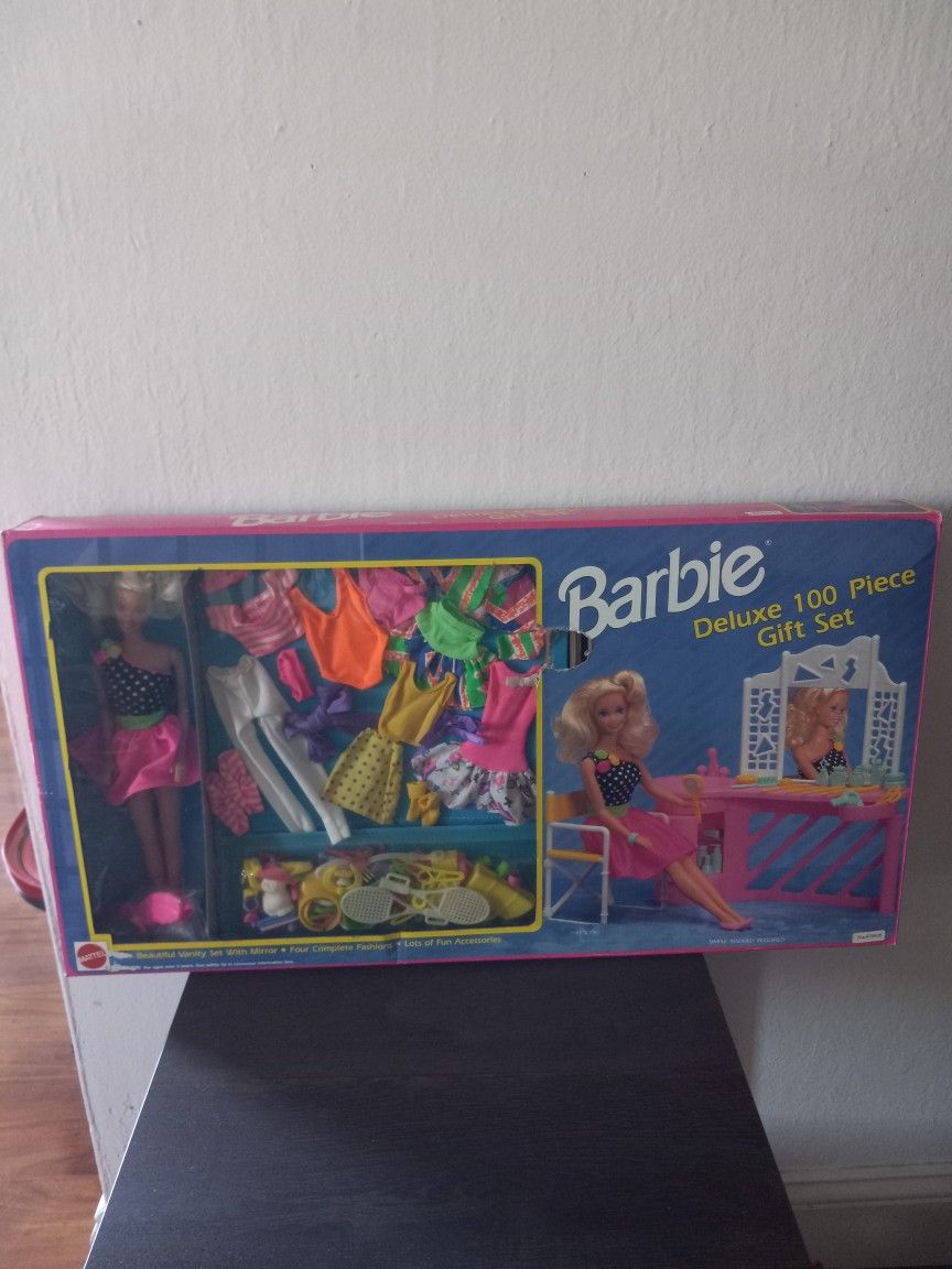 1992 Barbie Deluxe 100 Piece Gift Set Doll And Accessories...
