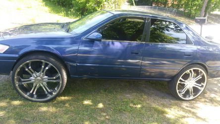 24s for sell need 1 tire all hold air car not for sell rims only rims only