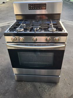 Una Estufa De Gas 5 Quemadores  Tres Meses De Garantia  Se Yeba Adomisilio El Mismo Dia