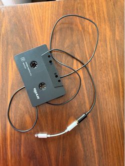 Apple Lightning to 3.5 mm Headphone Jack Adapter