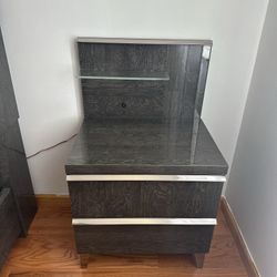 2 Night Stands With 2 Drawers 